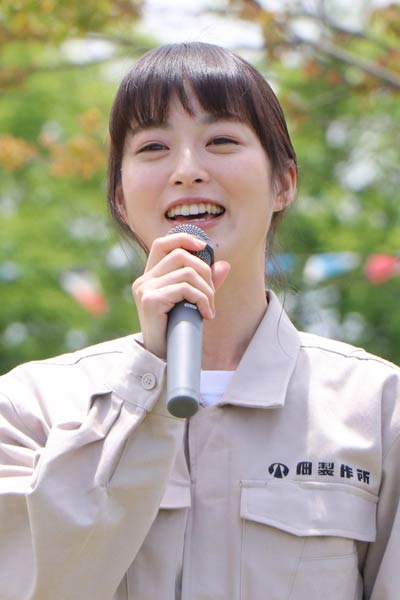 開会式であいさつする朝倉さん