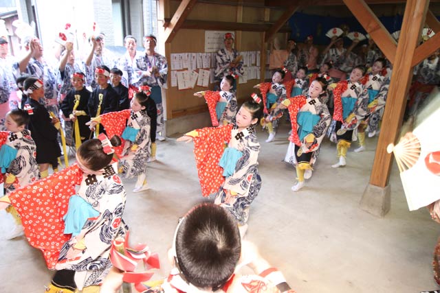 木場小路万灯組が集会所で最初の踊りを披露