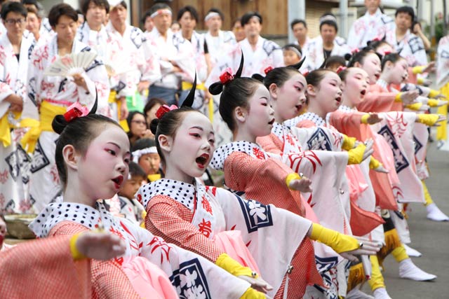 横町万灯保存会が花柳流の師匠の家の前で最初の踊り披露