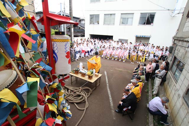 横町万灯保存会の出陣式