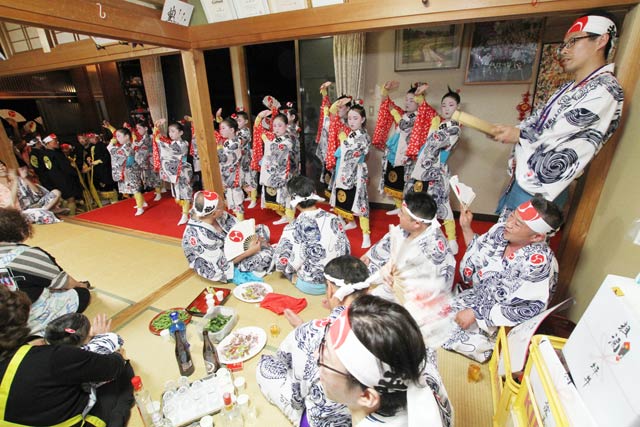 木場小路万灯組が門付け