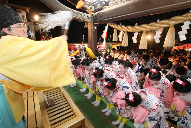 横町万灯保存会が神社参拝