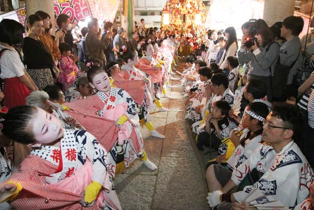 横町万灯保存会が戸隠神社で下座
