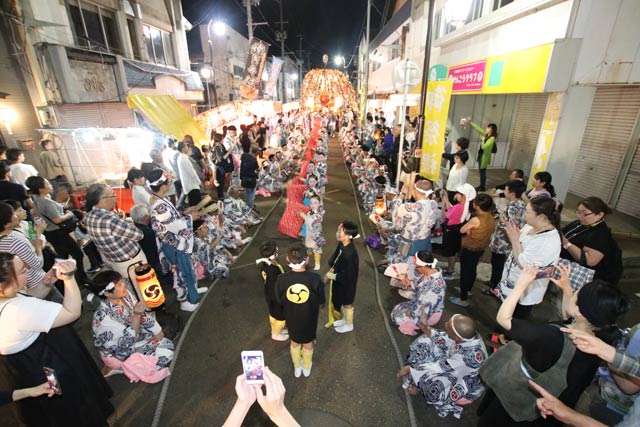 飴屋本舗前で木場小路万灯組が下座