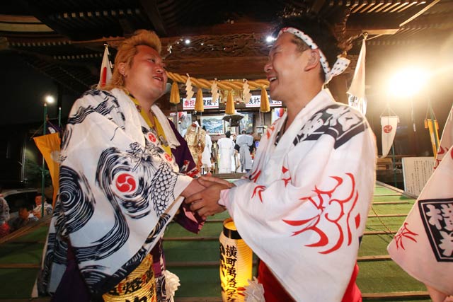 祭りを終わって木場小路万灯組と横町万灯保存会の総代同士が握手