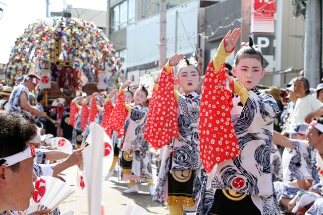木場小路万灯組が戸隠神社前で下座