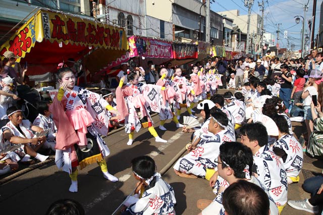 横町万灯保存会が戸隠神社前で下座