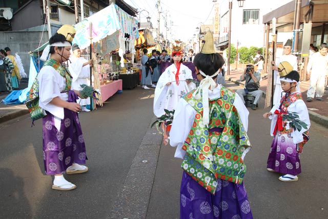 燕神伶会が神楽舞を披露