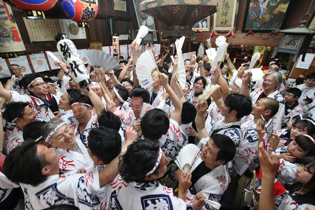 横町万灯保存会の舞い込み