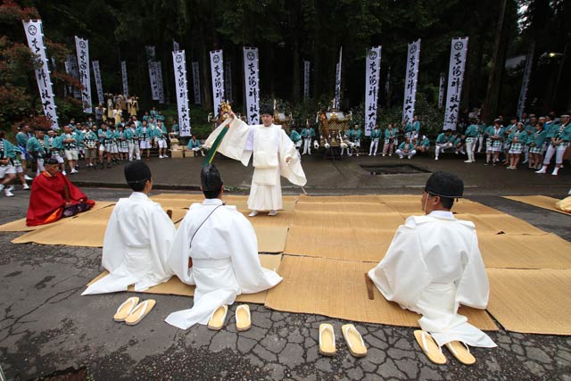 新調したのぼりに囲まれて降神之儀
