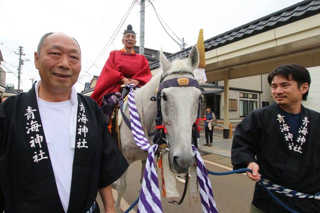 ウマに乗る古川宮司