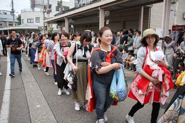 「乳母祭」と呼ばれる由縁の赤ちゃんを背負ったお母さんも行列に