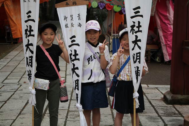 出発前に記念写真を撮る子どもたち