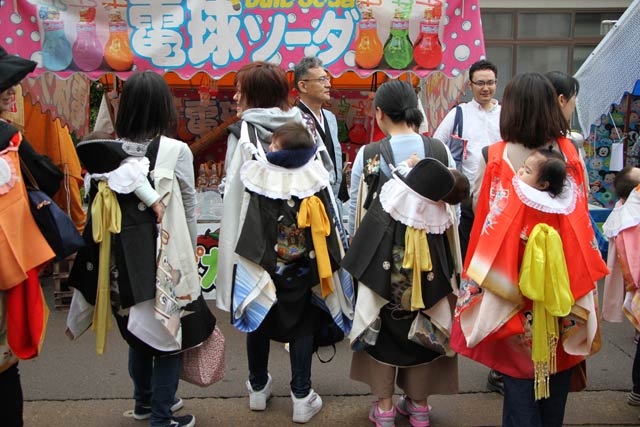 産衣のファッションショーのよう