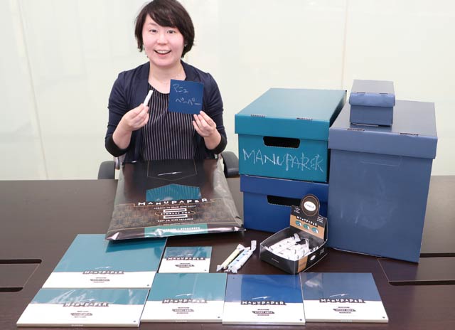 ほしゆうの「MANUPAPER」製品と営業部営業課の山本さん