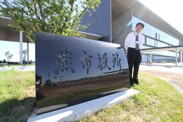 燕市役所正面ロータリーに匿名の市民の寄付で設置された石銘板