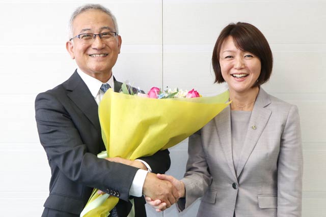 藤田市長と握手する五十嵐副市長