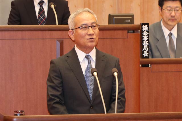 5月臨時会で副市長選任の同意を得てあいさつする五十嵐副市長