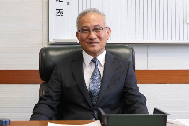 副市長室のいすに座る五十嵐副市長