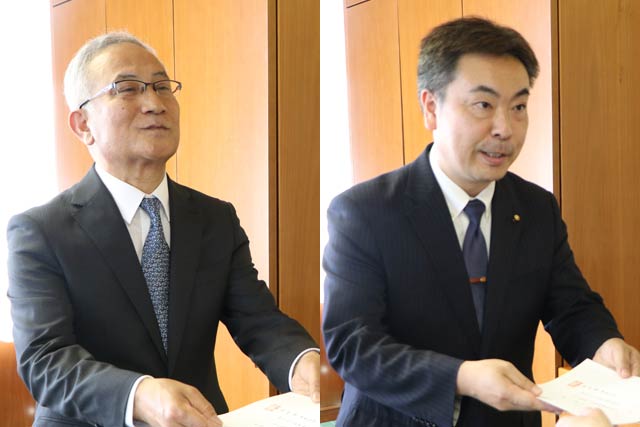 藤田市長から辞令書を受ける五十嵐副市長と浅野監査委員