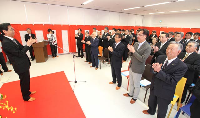 特別養護老人ホーム「長和園」の落成式で郷秀人済生会三条病院院長の音頭で手締め