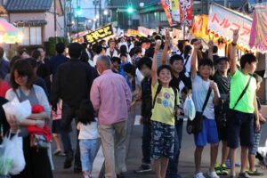 172の露店が並んだ大通り