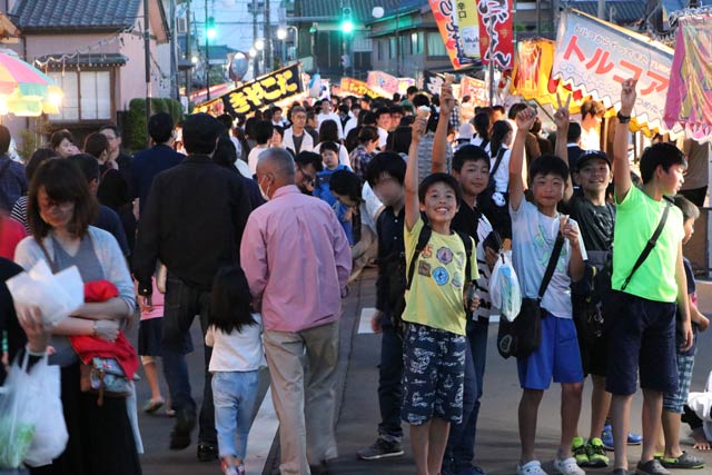 172の露店が並んだ大通り