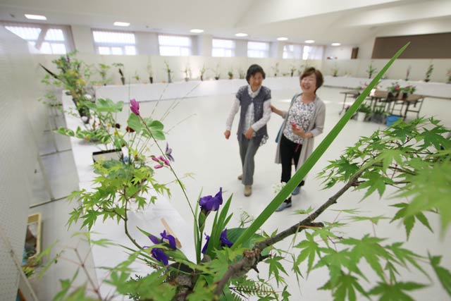 中町ふれあいセンターで開かれている池坊花展