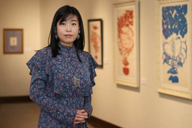 個展が開かれている弥彦の丘美術館で鶴巻貴子さん