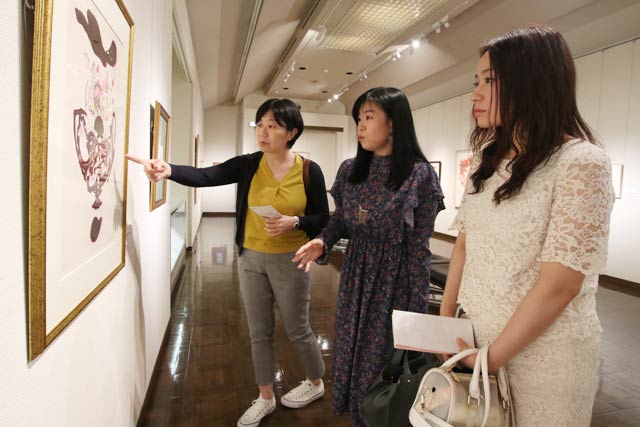 同級生の友人に作品を紹介する鶴巻さん