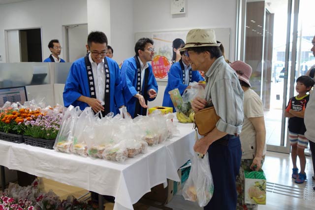 新築された三条信用金庫栄支店でテープカット