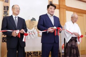 日馬富士の優勝額を弥彦神社に奉納