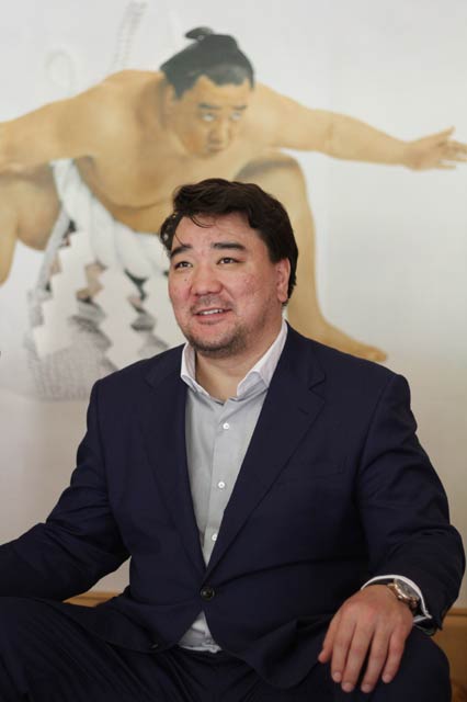 日馬富士さんと優勝額に描かれた日馬富士さん