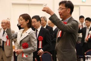 席を並べ乾杯する菊田衆院議員と国定三条市長