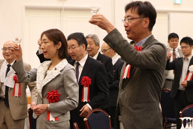 席を並べ乾杯する菊田衆院議員と国定三条市長