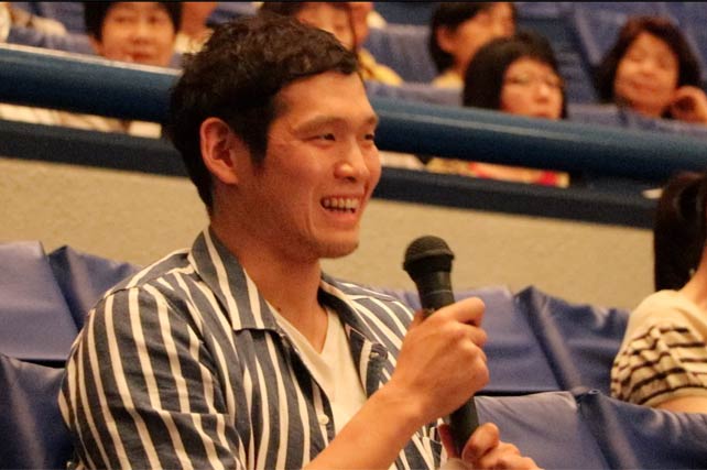 会場から質問した三条市の地域おこし協力隊で3人制バスケのプロチームに所属する松岡さん