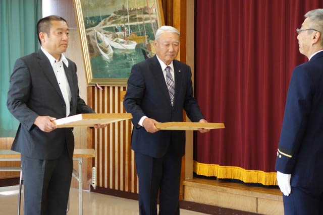 升岡消防長から感謝状を受けた左から小林さん、森山さん