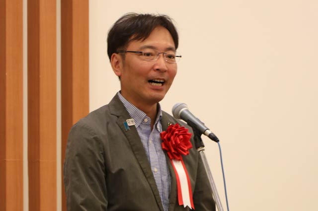 新潟県すし商生活衛生同業組合の令和元年度通常総会燕三条大会の懇親会であいさつする国定三条市長
