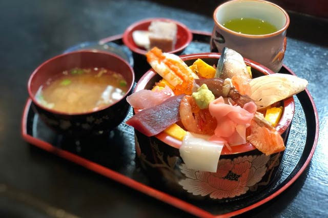 「にいつ食の陣」で1,100円で味わった豪華な花ちらしずし