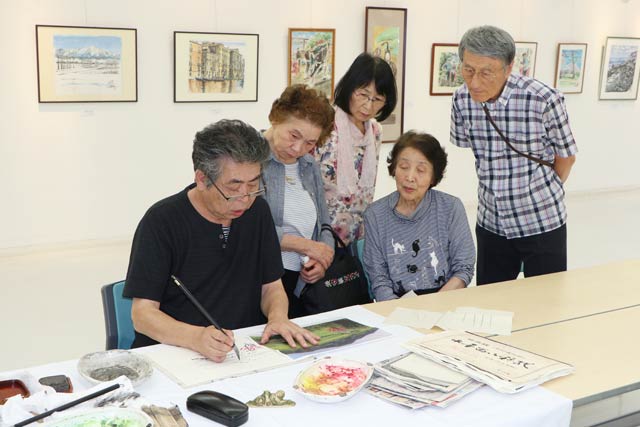 会場で行っている藤井さんによる制作実演と体験教室