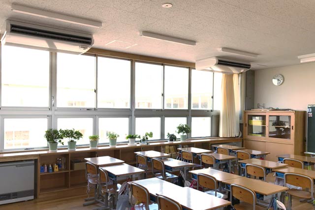 小学校などで設置工事が進んでいるエアコン
