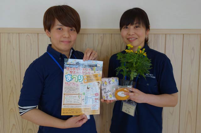 ちらしとフ?レセ?ントて?来場を呼ひ?かけるスタッフ
