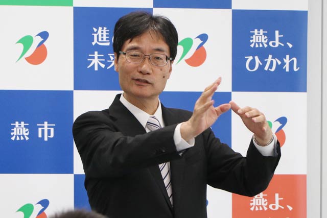 記者会見する鈴木燕市長
