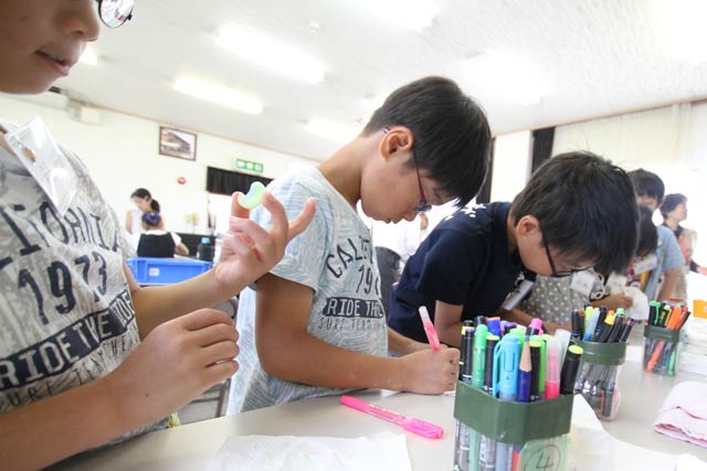 大島公民館のチャレンジクラブで勾玉作り