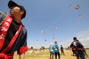 三条防災ステーションで行われている三条凧合戦