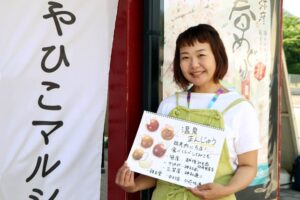 手作りのフリップで弥彦情報を提供してくれる地域おこし協力隊の遠藤佑香さん