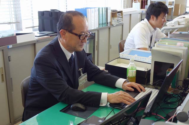 行政課で仕事につく内藤さん