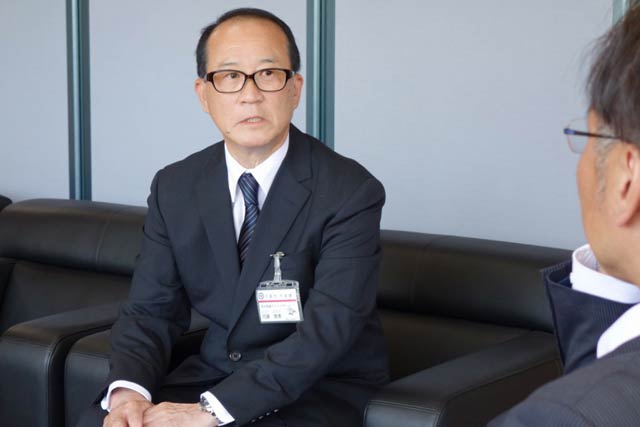 三条市の防災気象アドバイザーに着任して市長にあいさつする内藤さん