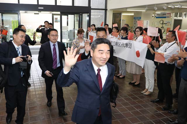 市役所玄関では職員が代表団を歓迎