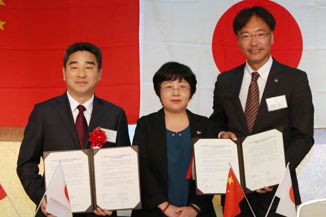 調印して左から辛書記、劉総領事代行、国定市長